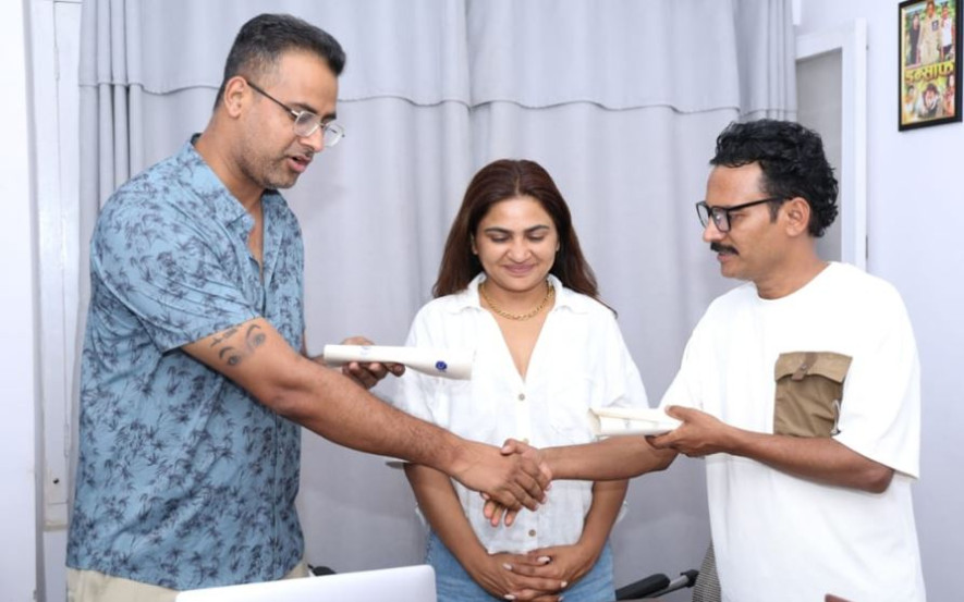 माग्ने बुढाले साइन गरे 'जहाजैमा'